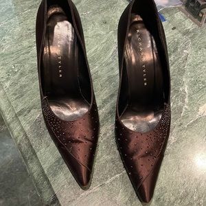 Richard Tyler brown satin pumps